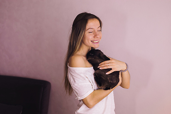 포토 JPG 해외이미지 한마리 여자 포유류 안기 실내 한명 웃음 상반신 성인 옆모습 반려동물 갈색 토끼 작음 돌봄 성인여자한명만 해외202309 해외포토 동물 1 뷰포인트 컬러 모션 표정 사람 내부 크기 여자한명만 성인여자만 파일형식 이미지허브