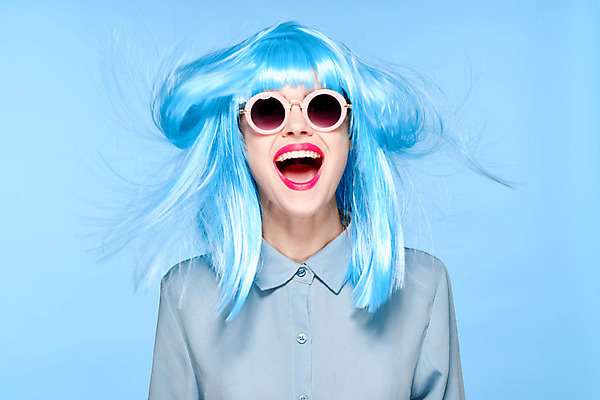 포토 JPG 해외이미지 여자 하늘색 입벌림 한명 웃음 상반신 성인 앞모습 선글라스 기쁨 가발 성인여자한명만 힙스터 해외포토 1 패션 감정 안경 뷰포인트 표정 사람 파란색 여자한명만 성인여자만 파일형식 이미지허브