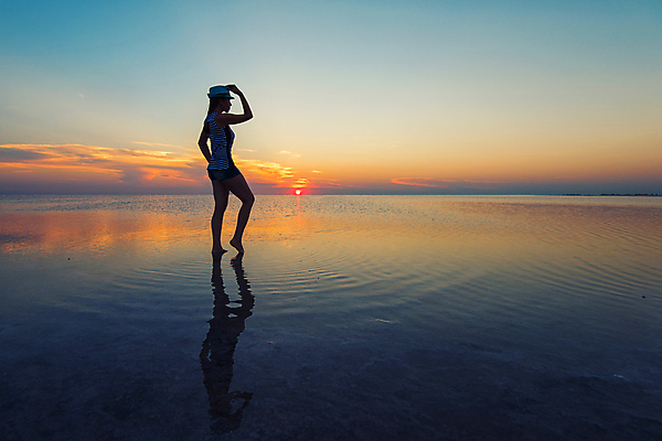 포토 JPG 해외이미지 전신 여자 바다 포즈 자연 하늘 한명 서기 성인 야외 옆모습 태양 일출 성인여자한명만 해외포토 자연요소 1 뷰포인트 모션 사람 노을 생태계 여자한명만 성인여자만 파일형식 이미지허브