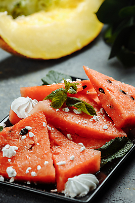 포토 JPG 해외이미지 접시 잎 회색배경 수박 실내 그림자 사람없음 아웃포커스 달콤 멜론 수박씨 머랭 수박조각 제철과일 해외포토 식물 식기 조각 백그라운드 과일 촬영기법 씨앗 내부 회색 맛 제철 파일형식 이미지허브