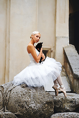 포토 JPG 해외이미지 전신 응시 여자 예술 안기 한명 앉기 성인 옆모습 고양이 우아함 유연 발레리나 발레복 단아함 성인여자한명만 해외포토 1 시선 옷 뷰포인트 컨셉 포유류 모션 사람 반려동물 발레 여자한명만 성인여자만 파일형식 이미지허브