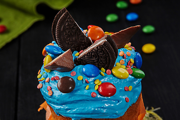 포토 JPG 해외이미지 부활절 사탕 근접촬영 사람없음 케이크 초콜릿 달콤 초코쿠키 휘핑크림 스프링클 해외포토 기념일 뷰포인트 디저트 장식 쿠키 맛 크림 휘핑 파일형식 이미지허브