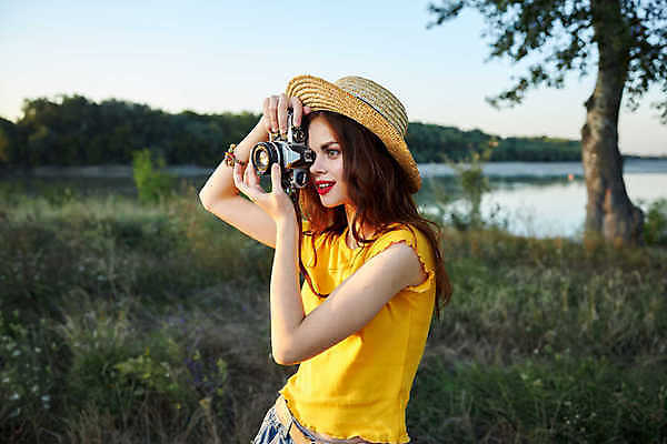 포토 JPG 해외이미지 주간 백인 라이프스타일 응시 여자 한명 미소 들기 상반신 성인 취미 야외 옆모습 카메라 사진촬영 사진사 성인여자한명만 해외포토 자연요소 서양인 1 시선 뷰포인트 모션 표정 사람 생활 전자제품 촬영 작가 여자한명만 성인여자만 파일형식 이미지허브