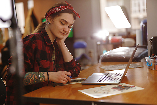 포토 JPG 해외이미지 응시 여자 도안 아이디어 실내 한명 앉기 상반신 성인 옆모습 노트북 턱괴기 그리기 문신 책상 그림 예술가 타투이스트 성인여자한명만 해외포토 직업 1 시선 뷰포인트 가구 컨셉 모션 사람 내부 전자제품 여자한명만 성인여자만 파일형식 이미지허브