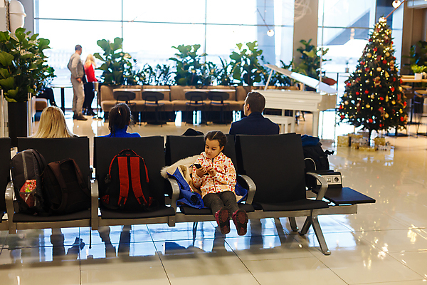 포토 JPG 해외이미지 전신 여자 남자 어린이 크리스마스 실내 앉기 여러명 상반신 성인 앞모습 뒷모습 공항 대기실 공항라운지 해외포토 기념일 뷰포인트 다수 교통시설 모션 사람 내부 공간 라운지 파일형식 이미지허브