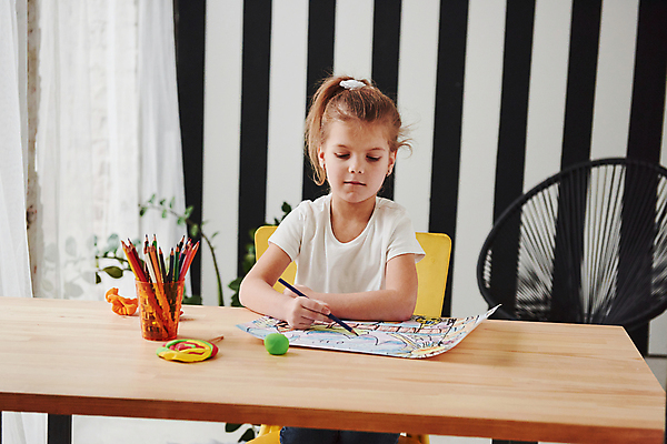 포토 JPG 해외이미지 서양인 여자 어린이교육 어린이 의자 실내 미술 한명 앉기 상반신 앞모습 그리기 책상 그림 연필꽂이 미술교육 소녀한명만 해외포토 외국인 1 교육 뷰포인트 가구 모션 문화예술 문구용품 사람 내부 여자한명만 소녀만 파일형식 이미지허브
