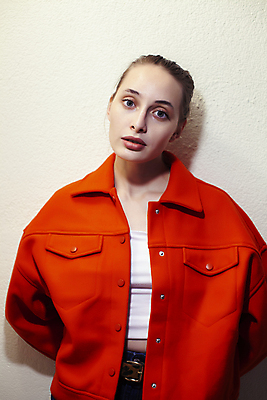 포토 JPG 해외이미지 백인 모델 1 헤어스타일 여자 얼굴 백그라운드 건강 한명 사람 성인 금발 뷰티 유행 상점 흰색 화려 고급 우아함 시원함 피부 입술 내추럴 돌봄 직진 진짜 스타일 해외포토 서양인 컬러 컨셉 모션 신체부위 파일형식 이미지허브