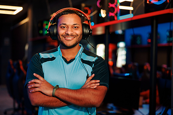 포토 JPG 해외이미지 남자 한명 상반신 성인 취미 앞모습 팔짱 헤드셋 경쟁 게임 사이버 게이머 성인남자한명만 해외포토 1 뷰포인트 음향기기 컨셉 모션 놀이 사람 헤드폰 남자한명만 성인남자만 파일형식 이미지허브