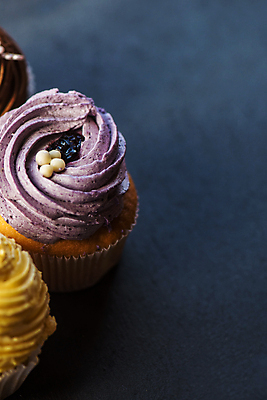 포토 JPG 해외이미지 음식 분홍색 백그라운드 디저트 주택 기념 사람없음 목재 장식 가로 초록색 파란색 컬러풀 노란색 파티 케이크 초콜릿 얼음 검은색 빵집 소용돌이 흰색 축하 대접 신선 생일 변화 달콤 맛 컵케이크 굽기 먹기 뿌리기 크림 고립 바닐라 반투명 페스츄리 해로움 핸드메이드 프로스팅 맛있는 버터크림 해외포토 자연요소 나무 기념일 빵 컬러 컨셉 재료 모션 이벤트 건물 상점 회오리 구이 제빵 파일형식 이미지허브