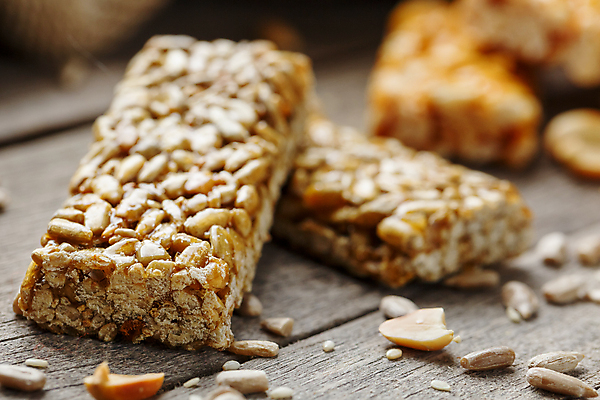 포토 JPG 해외이미지 실내 근접촬영 사람없음 아웃포커스 땅콩 에너지바 나무배경 해외포토 음식 뷰포인트 백그라운드 촬영기법 내부 견과류 파일형식 이미지허브