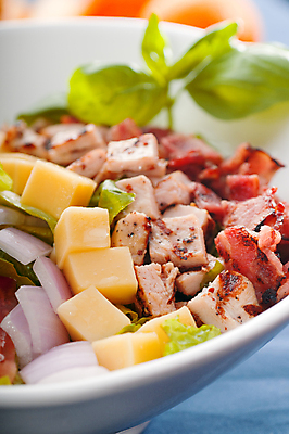 포토 JPG 해외이미지 접시 음식 빵 백그라운드 잎 다이어트 토마토 채소 재료 탁자 치즈 건강 마늘 육류 요리 사람없음 빨간색 초록색 주방 식사 저녁식사 치킨 샐러드 흰색 신선 조미료 사발 상추 유기농 서빙 레시피 점심식사 시저샐러드 로메인상추 맛있는 해외포토 식물 식기 웰빙 컬러 가구 식재료 유제품 사기그릇 닭고기요리 향미료 파일형식 이미지허브