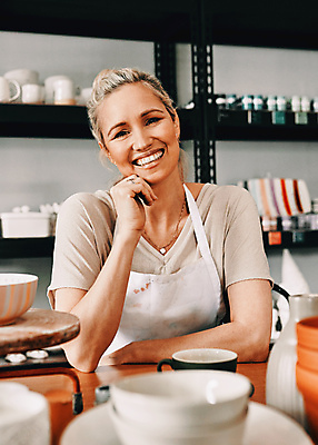 포토 JPG 해외이미지 그릇 접시 여자 행복 선반 한명 상반신 성인 앞모습 앞치마 턱괴기 도자기 작업실 커피잔 책상 도예가 성인여자한명만 해외포토 직업 1 식기 감정 커피 뷰포인트 가구 모션 잔 사람 여자한명만 성인여자만 파일형식 이미지허브