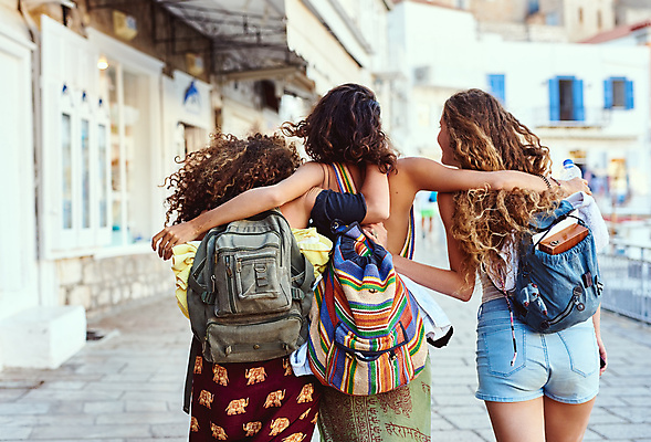 포토 JPG 해외이미지 주간 라이프스타일 응시 여자 여행 가방 어깨동무 휴가 함께함 상반신 20대 성인 야외 뒷모습 세명 친구 여행객 우정 그룹 성인여자만 유대감 해외포토 자연요소 시선 잡화 뷰포인트 포즈 컨셉 관계 사람 청년 생활 여자만 성인만 파일형식 이미지허브