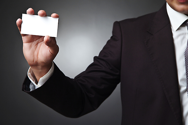 포토 JPG 해외이미지 남자 명함 프레임 한명 들기 정장 상반신 성인 앞모습 사각형 집중 보여주기 주목 성인남자한명만 해외포토 도형 1 옷 뷰포인트 컨셉 모션 사람 남자한명만 성인남자만 파일형식 이미지허브