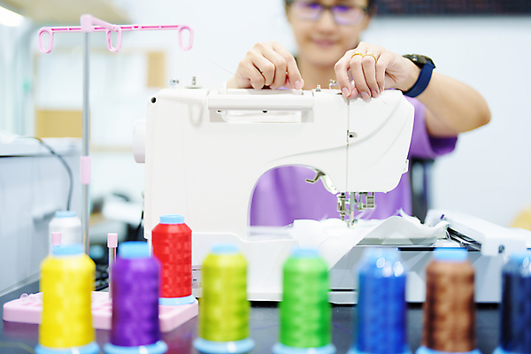 포토 JPG 해외이미지 라이프스타일 여자 한명 상반신 성인 취미 앞모습 아웃포커스 컬러풀 잡기 작업실 실 소프트포커스 바느질 재봉틀 실타래 성인여자한명만 해외포토 1 뷰포인트 컬러 모션 촬영기법 사람 생활 여자한명만 성인여자만 파일형식 이미지허브