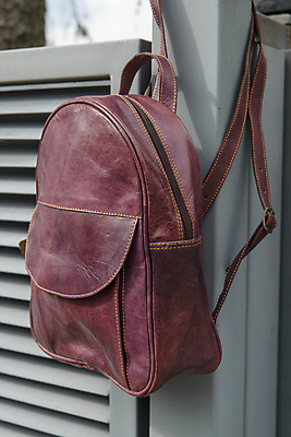 포토 JPG 해외이미지 디자인 교육 여행 백그라운드 서류가방 가방 배낭 학교 사람없음 갈색 유행 금속 보라색 회색 짐 고급 주머니 바느질 핸들 가죽 오브젝트 어깨 질감 땀 수납 지퍼 숨김 수하물 스트랩 해외포토 잡화 컬러 컨셉 재질 신체부위 파일형식 이미지허브