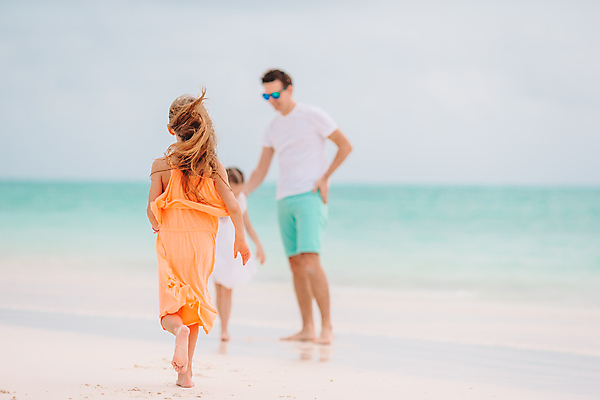 포토 JPG 해외이미지 주간 전신 라이프스타일 남자 딸 행복 어린이 바다 여행 가족 휴가 함께함 성인 야외 옆모습 뒷모습 세명 달리기 걷기 기쁨 아빠 언니 해외포토 자연요소 감정 뷰포인트 컨셉 관계 모션 사람 생활 자매 파일형식 이미지허브