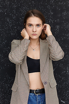 포토 JPG 해외이미지 백인 모델 긴머리 응시 여자 얼굴 벽 포즈 백그라운드 관리 한명 사람 정장 파란색 뷰티 머리 검은색 어둠 재킷 청바지 우아함 닫기 정상 오르기 내추럴 스타일 해외포토 서양인 1 헤어스타일 시선 옷 컬러 컨셉 바지 모션 신체부위 외투 파일형식 이미지허브