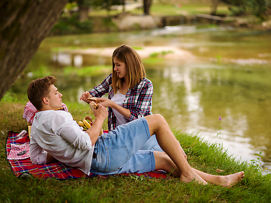 포토 JPG 해외이미지 주간 전신 라이프스타일 커플 공원 여자 남자 행복 휴식 함께함 미소 앉기 성인 야외 두명 옆모습 뒷모습 강 눕기 소풍 돗자리 소풍바구니 성인만 해외포토 자연요소 공공시설 감정 뷰포인트 컨셉 관계 모션 표정 사람 생활 야외활동 바구니 파일형식 이미지허브