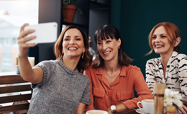포토 JPG 해외이미지 라이프스타일 응시 여자 행복 중년 함께함 실내 웃음 들기 앉기 상반신 성인 앞모습 세명 친구 스마트폰 카페 그룹 셀프카메라 중년여자만 해외포토 시선 감정 뷰포인트 컨셉 관계 모션 표정 사람 내부 생활 핸드폰 스마트기기 상점 사진촬영 여자만 중년만 파일형식 이미지허브