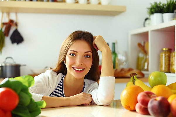 포토 JPG 해외이미지 라이프스타일 손 응시 잡화 여자 행복 음식 채소 오렌지 과일 재료 주택 파프리카 건강 요리 한명 서기 미소 사람 뷰티 주방 식사 장비 가전제품 흰색 신선 잡기 칼 상추 믹서 준비 복숭아 레시피 내추럴 해외포토 1 시선 감정 컬러 모션 표정 건물 생활 신체부위 파일형식 이미지허브