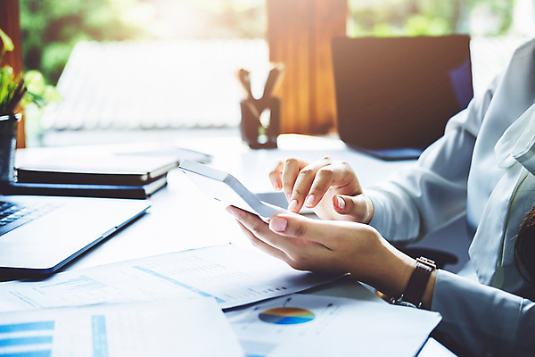 포토 JPG 해외이미지 여자 비즈니스 한명 들기 동양인 상반신 성인 옆모습 스마트폰 비즈니스우먼 문서 성인여자한명만 해외포토 1 뷰포인트 모션 사람 인종 핸드폰 스마트기기 직장인 여자한명만 성인여자만 파일형식 이미지허브