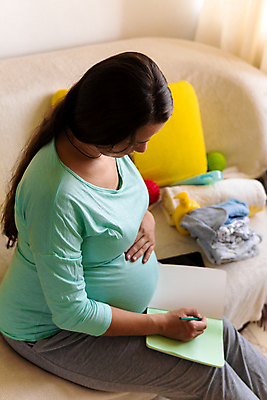 포토 JPG 해외이미지 라이프스타일 손 커플 행복 어린이 겨울 인터넷 비즈니스 가족 엄마 주택 실내 건강 사랑 한명 사람 앉기 내부 책 노트북 컴퓨터 부모 소파 임산부 임신 의사 흰색 아기 잡기 예측 쓰다듬기 해외포토 1 계절 감정 컬러 컨셉 의자 관계 모션 건물 생활 신체부위 전자제품 의료진 파일형식 이미지허브
