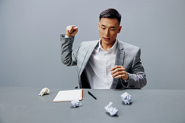 포토 JPG 해외이미지 응시 남자 종이 비즈니스 실내 한명 동양인 상반신 성인 앞모습 펜 손들기 공책 주먹 분노 업무 비즈니스맨 던지기 책상 문서 종이뭉치 성인남자한명만 해외포토 1 시선 감정 뷰포인트 가구 모션 문구용품 사람 인종 내부 필기구 작업 직장인 뭉치 남자한명만 성인남자만 파일형식 이미지허브