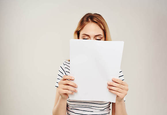 포토 JPG 해외이미지 서양인 여자 종이 프레임 한명 들기 상반신 성인 앞모습 사각형 집중 보여주기 주목 성인여자한명만 해외포토 도형 외국인 1 뷰포인트 컨셉 모션 사람 여자한명만 성인여자만 파일형식 이미지허브