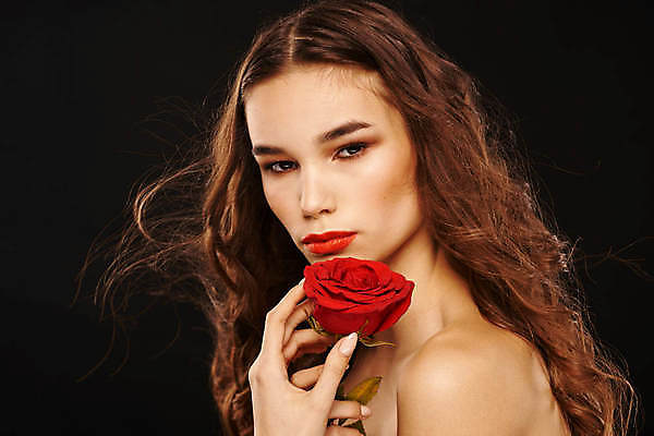 포토 JPG 해외이미지 백인 응시 여자 포즈 한명 들기 상반신 성인 옆모습 화장 뷰티 장미 성인여자한명만 해외포토 서양인 1 시선 꽃 뷰포인트 모션 사람 여자한명만 성인여자만 파일형식 이미지허브