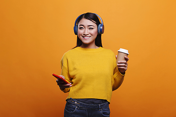 포토 JPG 해외이미지 여자 커피 실내 한명 웃음 들기 동양인 상반신 성인 앞모습 노란색 주황색 헤드셋 즐거움 노래감상 성인여자한명만 해외포토 1 감정 음료 뷰포인트 컬러 음향기기 모션 표정 사람 인종 내부 헤드폰 음악감상 여자한명만 성인여자만 파일형식 이미지허브