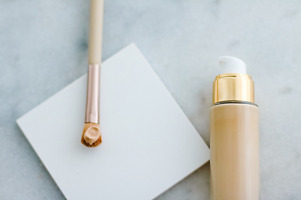 포토 JPG 해외이미지 종이 사람없음 하이앵글 화장품 메이크업브러쉬 비비크림 파운데이션 목업 해외포토 뷰포인트 뷰티 붓 파일형식 이미지허브