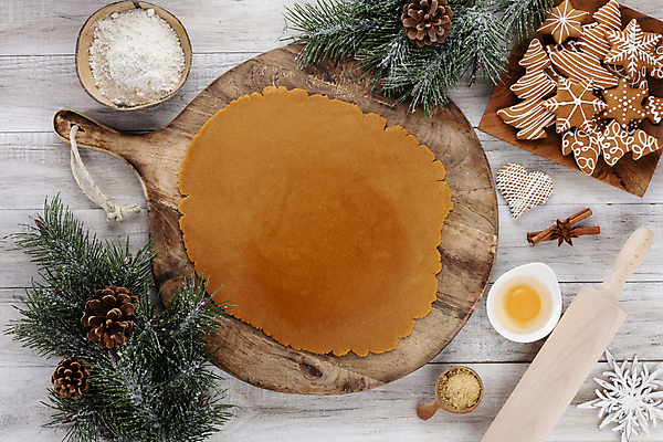 포토 JPG 해외이미지 전통 음식 백그라운드 크리스마스 겨울 휴가 디저트 사람없음 목재 장식 갈색 쿠키 케이크 얼음 축제 눈송이 달콤 향신료 생강 시나몬 핸드메이드 해외포토 자연요소 나무 계절 기념일 컬러 채소 재료 눈_날씨 맛 향미료 파일형식 이미지허브