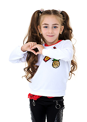 포토 JPG 해외이미지 백인 여자 행복 어린이 갈색머리 사랑 상반신 앞모습 10대 하트 보여주기 손하트 소녀한명만 해외포토 모양 서양인 헤어스타일 감정 뷰포인트 모션 청소년 사람 손짓 여자한명만 소녀만 파일형식 이미지허브