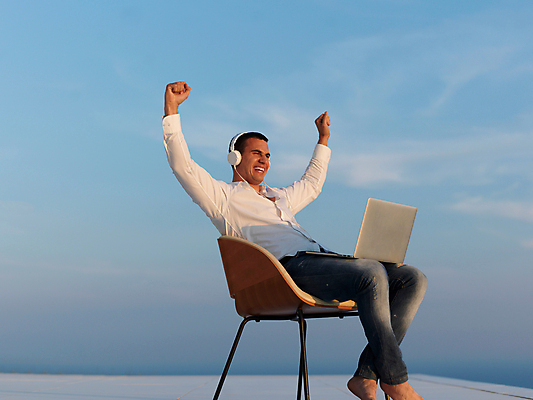 포토 JPG 해외이미지 전신 남자 의자 비즈니스 하늘 팔벌리기 휴식 한명 앉기 성인 야외 옆모습 노트북 손들기 헤드셋 만세 자유 옥상 성인남자한명만 해외포토 1 뷰포인트 음향기기 가구 컨셉 모션 사람 전자제품 헤드폰 남자한명만 성인남자만 파일형식 이미지허브