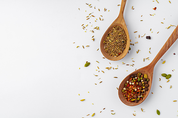 포토 JPG 해외이미지 식재료 실내 사람없음 하이앵글 혼합 향신료 흰배경 나무숟가락 해외포토 뷰포인트 백그라운드 내부 숟가락 흰색 향미료 파일형식 이미지허브
