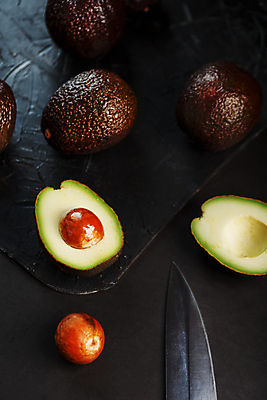 포토 JPG 해외이미지 과일 검은배경 단면 씨앗 사람없음 하이앵글 신선 유기농 아보카도 과도 나무도마 해외포토 식물 웰빙 뷰포인트 백그라운드 도마 목재 검은색 파일형식 이미지허브