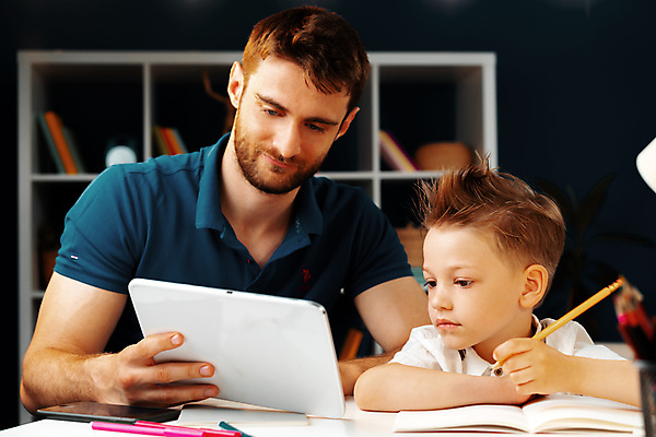 포토 JPG 해외이미지 응시 교육 남자 아들 어린이 함께함 실내 들기 소년 상반신 성인 두명 앞모습 태블릿 펜 아빠 보여주기 남자만 해외포토 시선 뷰포인트 컨셉 가족 모션 사람 내부 전자제품 스마트기기 필기구 파일형식 이미지허브