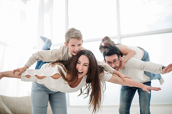 포토 JPG 해외이미지 라이프스타일 여자 남자 행복 아들 어린이 거실 장난 가족 놀이 엄마 함께함 실내 사랑 소년 여러명 성인 앞모습 옆모습 부모 방 아빠 즐거움 업기 돌봄 카피스페이스 해외포토 감정 뷰포인트 다수 컨셉 관계 모션 사람 내부 생활 공백 파일형식 이미지허브