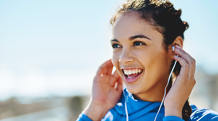 포토 JPG 해외이미지 주간 응시 여자 행복 이어폰 한명 서기 웃음 상반신 20대 성인 야외 앞모습 아웃포커스 운동 잡기 성인여자한명만 해외포토 자연요소 1 시선 감정 뷰포인트 음향기기 모션 촬영기법 표정 건강 사람 청년 여자한명만 성인여자만 파일형식 이미지허브