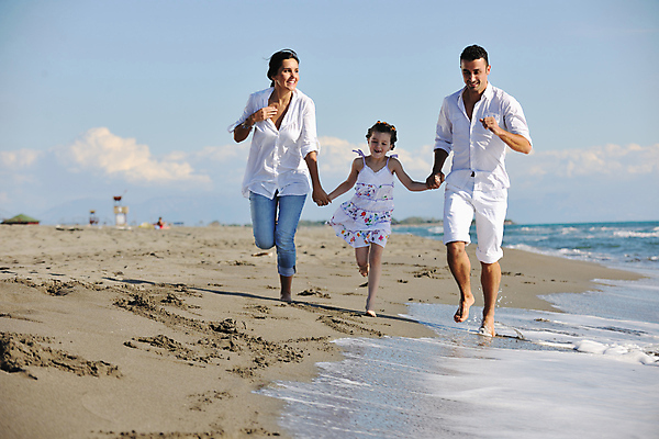 포토 JPG 해외이미지 주간 전신 백인 라이프스타일 남자 딸 행복 어린이 바다 여행 가족 엄마 휴가 함께함 사랑 웃음 성인 해변 야외 앞모습 달리기 손잡기 기쁨 아빠 해외포토 자연요소 서양인 감정 뷰포인트 컨셉 관계 모션 표정 사람 생활 파일형식 이미지허브