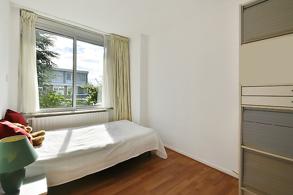 포토 JPG 해외이미지 주간 창문 실내 사람없음 인테리어 햇빛 침실 침대 커튼 심플 수면등 해외포토 자연요소 디자인 가구 조명 내부 태양 파일형식 이미지허브