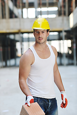 포토 JPG 해외이미지 남자 건축 건설업 한명 들기 상반신 성인 앞모습 옆모습 건설현장 안전모 보호장갑 성인남자한명만 건설근로자 해외포토 직업 1 산업 뷰포인트 모션 사람 헬멧 안전장비 남자한명만 성인남자만 파일형식 이미지허브