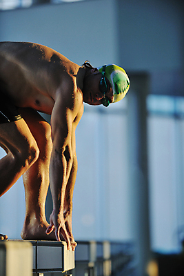 포토 JPG 해외이미지 전신 응시 남자 스포츠 근육 수영장 한명 성인 옆모습 운동 수영 잡기 수영선수 준비자세 스타트대 성인남자한명만 해외포토 1 시선 뷰포인트 포즈 모션 운동선수 건강 사람 수상스포츠 준비 수영용품 남자한명만 성인남자만 파일형식 이미지허브