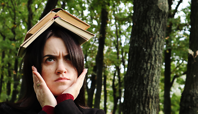 포토 JPG 해외이미지 백인 모델 학생 라이프스타일 응시 공원 여자 교육 행복 얼굴 장난 학교 자연 갈색머리 한명 사람 성인 야외 책 초록색 학습 스터디 독서 머리 정원 스마트 읽기 호기심 대학교 해외포토 서양인 1 헤어스타일 시선 공공시설 감정 컬러 컨셉 모션 생활 신체부위 생태계 파일형식 이미지허브