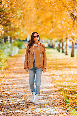 포토 JPG 해외이미지 공원 여자 한명 미소 성인 야외 가을풍경 가을 잡기 숲 성인여자한명만 해외포토 1 계절 공공시설 모션 표정 사람 풍경 여자한명만 성인여자만 파일형식 가을_계절 이미지허브