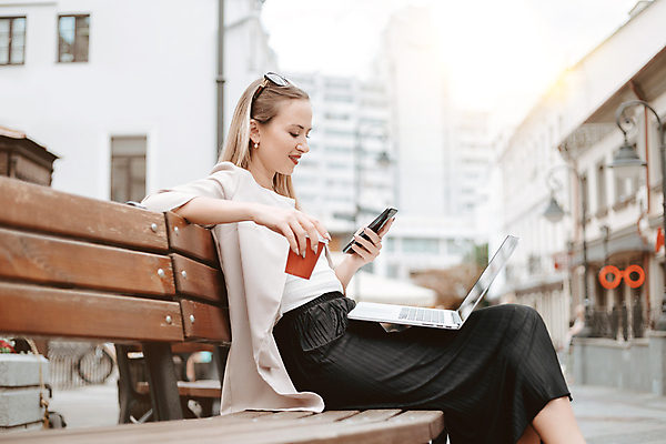 포토 JPG 해외이미지 직업 1 학생 라이프스타일 여자 커피 인터넷 벤치 비즈니스 통신 모바일 거리 대화 한명 미소 앉기 성인 야외 노트북 스마트폰 컴퓨터 글로벌 유행 공책 도시 업무 비즈니스우먼 네트워크 뉴스 연결 무선전화기 온라인 소통 블로거 소셜 프리랜서 사용자 해외포토 음료 컨셉 의자 모션 문구용품 표정 말하기 사람 생활 전자제품 핸드폰 스마트기기 작업 직장인 전화기 파일형식 이미지허브