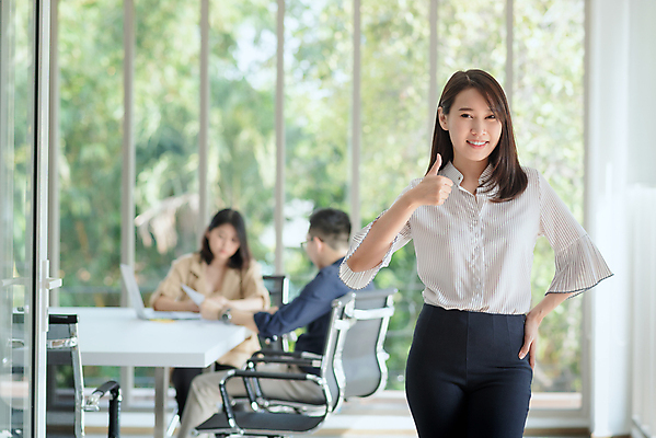 포토 JPG 해외이미지 백인 직업 응시 여자 행복 회사 비즈니스 사업가 통신 탁자 회의 직장 실내 대화 설명 사람 성인 건물 세명 사무실 방 업무 비즈니스맨 비즈니스우먼 계획 토론 종업원 동료 직원 상담 경영자 문서 경영 브레인스토밍 해외포토 서양인 건축물 시선 남자 감정 가구 컨셉 관계 모션 말하기 내부 작업 직장인 리더 파일형식 이미지허브
