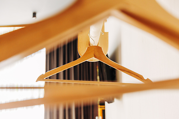 포토 JPG 해외이미지 디자인 벽 가구 백그라운드 장신구 창문 베개 호텔 휴가 휴식 아파트 프레임 실내 사람없음 내부 목재 장식 빛 수건 침실 방 흰색 침대 램프 직물 신선 잠 클래식 고급 서비스 만족 휴양지 부드러움 리빙 내추럴 정리함 스타일 해외포토 나무 감정 컬러 생활용품 컨셉 재료 침구 숙소 조명 주택 위생용품 장소 감각 파일형식 이미지허브