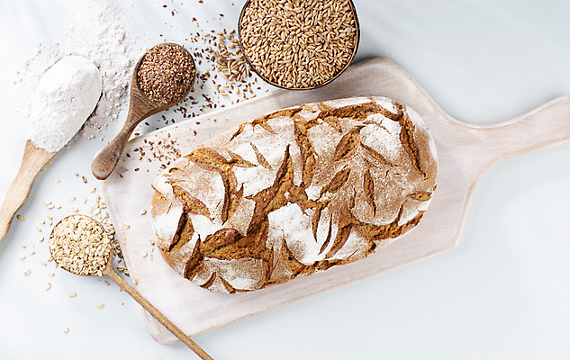 포토 JPG 해외이미지 사람없음 하이앵글 흰배경 밀가루 호밀빵 나무도마 호밀 해외포토 빵 뷰포인트 백그라운드 곡류 도마 목재 흰색 가루 파일형식 이미지허브